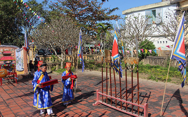 Sắc phong được gìn giữ cẩn thận và chỉ có những người có chức sắc trong làng mới được bảo quản, gìn giữ.