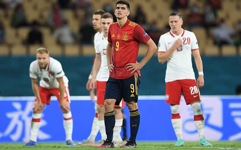 Gerard Moreno đá hỏng penlaty, thổi bay cơ hội chiến thắng của Tây Ban Nha. (Ảnh: CBS Sports)