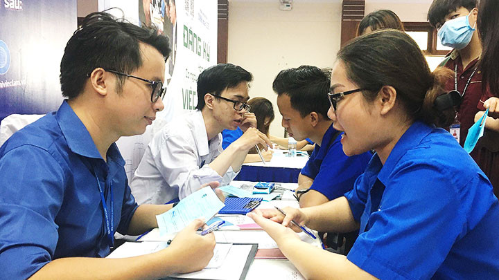 Người có nhu cầu việc làm nên tìm đến các trung tâm giới thiệu có uy tín.