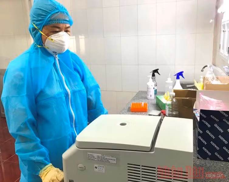 Xét nghiệm SARS-CoV-2 tại Bệnh viện Đa khoa Đồng Tháp. (ảnh: HỮU NGHĨA)