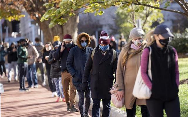 Người dân xếp hàng chờ xét nghiệm Covid-19 tại Washington, D.C., Mỹ, ngày 23-11-2020. (Ảnh: THX/TTXVN)