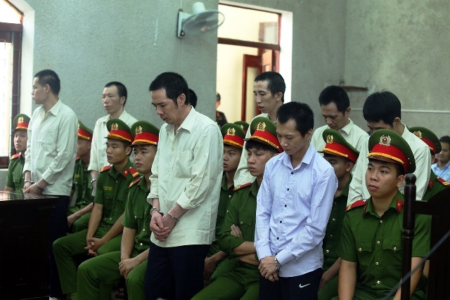 Các bị cáo nghe Hội đồng xét xử tuyên án.