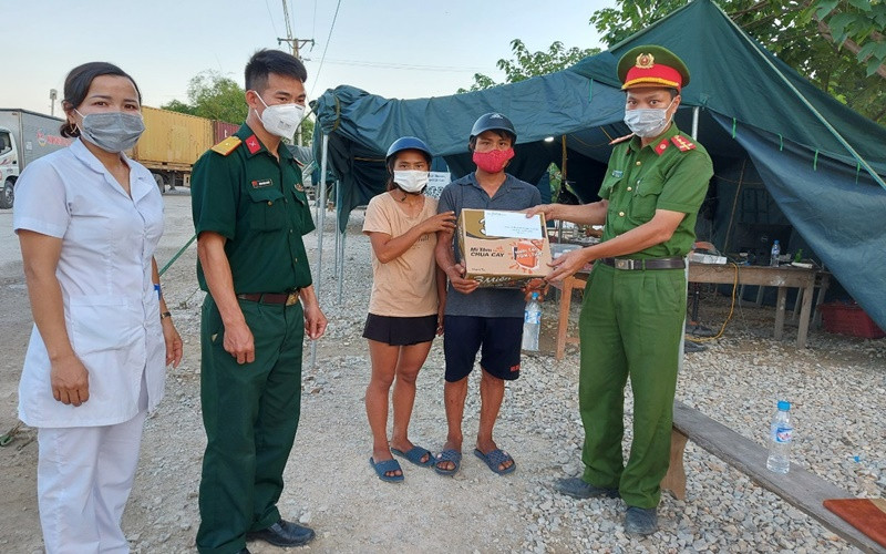 Tổ công tác trực chốt kiểm dịch trao tặng phần quà cho vợ chồng anh Hoàng Văn Cương và Trịnh Thị Tòng.