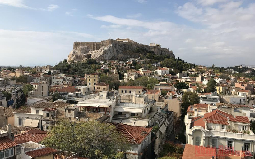 Toàn cảnh Athens nhìn từ trên cao, với trung tâm là ngọn đồi Acropolis.   