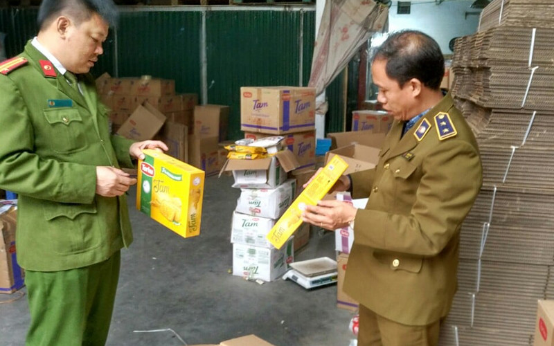 Đội QLTT số 24 đã tiến hành lập biên bản vi phạm đồng thời tịch thu toàn bộ tang vật để tiếp tục làm rõ các sai phạm.