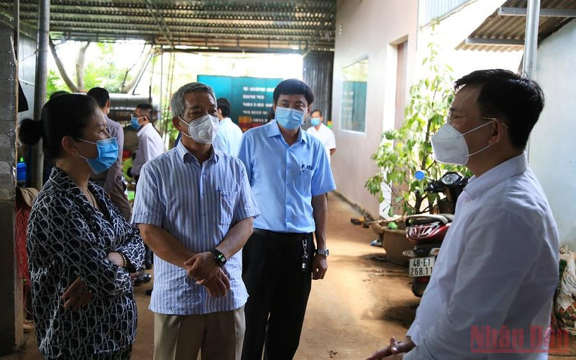 Đoàn công tác của tỉnh Đắk Nông khảo sát, lắng nghe ý kiến nhằm giải quyết khó khăn vướng mắc cho doanh nghiệp. (Ảnh: CHẤN HƯNG)