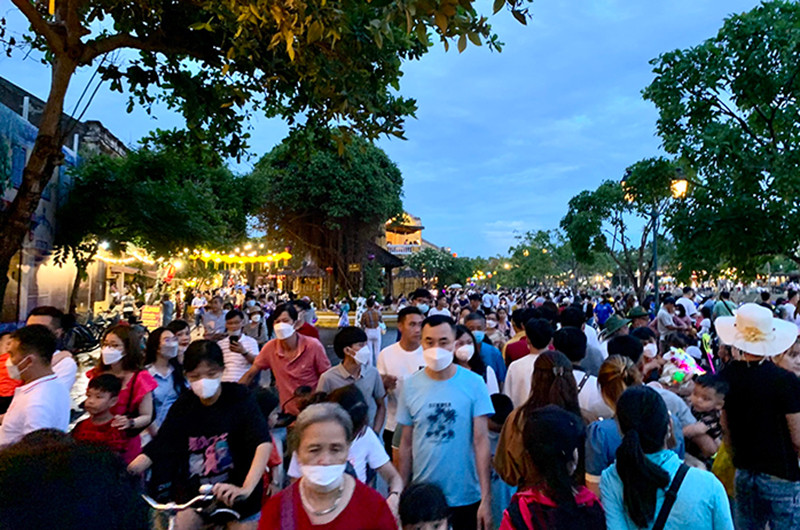 Đông đảo du khách đến tham quan Hội An trong dịp nghỉ lễ 30/4 và 1/5.