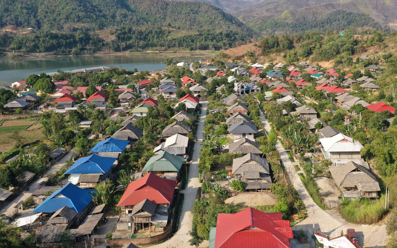 Đường giao thông nông thôn tại các thôn, bản ở xã Mường Mít, huyện Than Uyên được EVN hỗ trợ xi măng để cứng hóa, giúp người dân đi lại thuận tiện và phục vụ hiệu quả cho hoạt động giao thương.