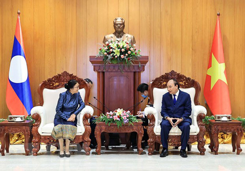 Chủ tịch nước Nguyễn Xuân Phúc tiếp Phó Chủ tịch nước Lào Pany Yathotou. (Ảnh: TTXVN)