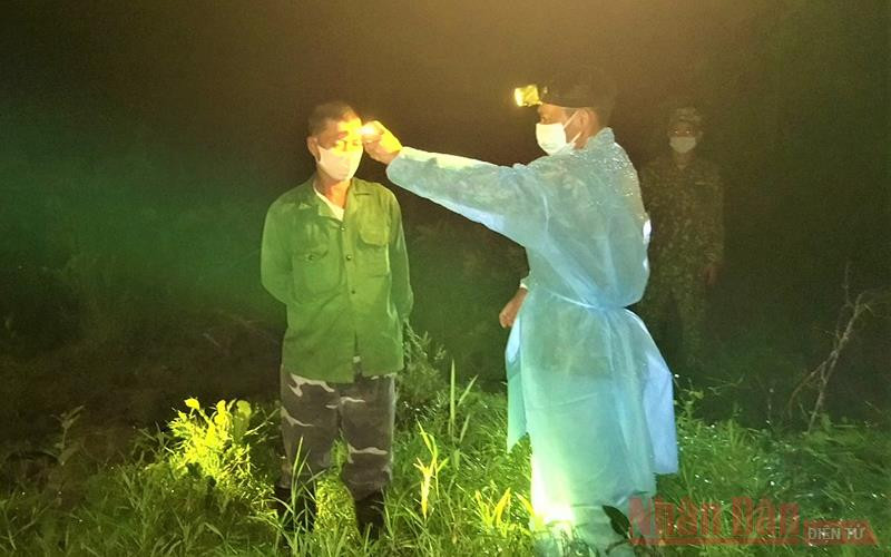 Đồn Biên phòng Ea H’leo phát hiện và tiến hành kiểm tra y tế đối với hai công dân Việt Nam nhập cảnh trái phép từ Campuchia.