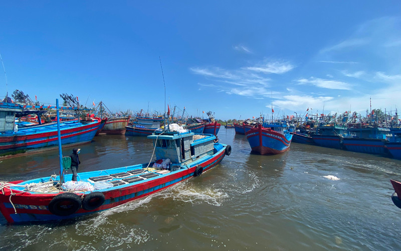 Sau một ngày tìm kiếm không có kết quả, chính quyền địa phương huy động thêm 4 tàu cá tìm kiếm 4 ngư dân mất tích.