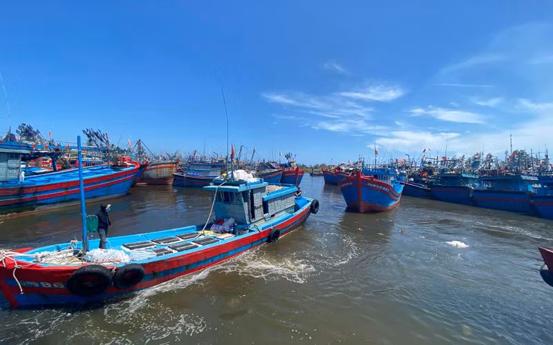 Sau một ngày tìm kiếm không có kết quả, chính quyền địa phương huy động thêm 4 tàu cá tìm kiếm 4 ngư dân mất tích.