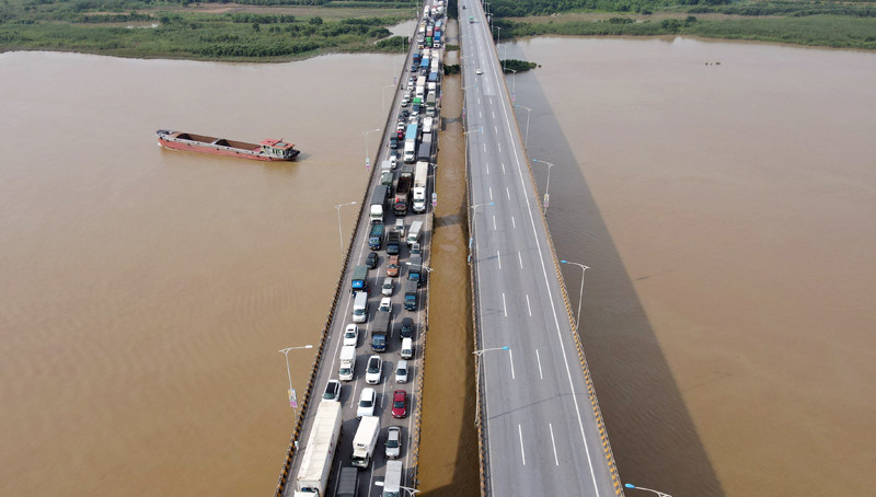 Ùn tắc kéo dài tại chốt kiểm soát cầu Phù Đổng trong ngày thực hiện giãn cách xã hội theo Chỉ thị số 16/CT-TTg tại Hà Nội. Ảnh: NGUYỄN HẢI