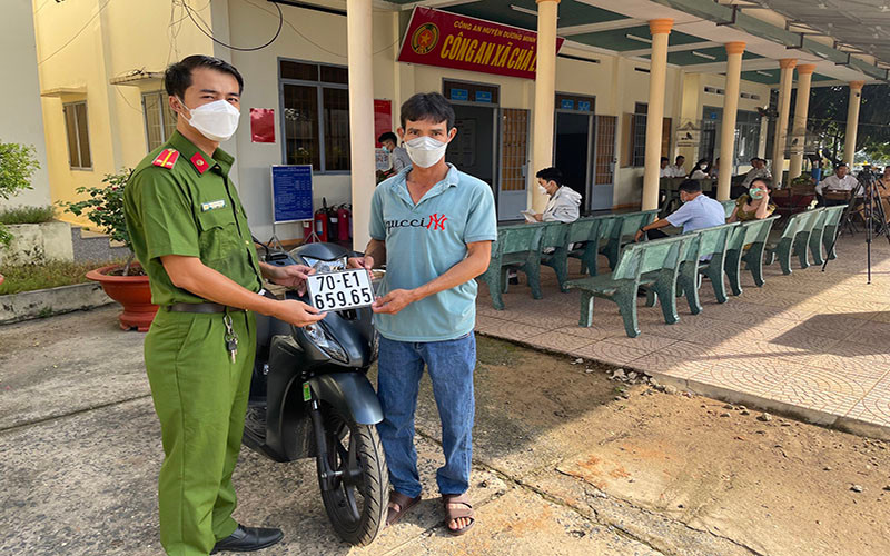 Người dân bấm biển kiểm soát mô-tô đầu tiên tại xã Chà Là, huyện Dương Minh Châu, tỉnh Tây Ninh.