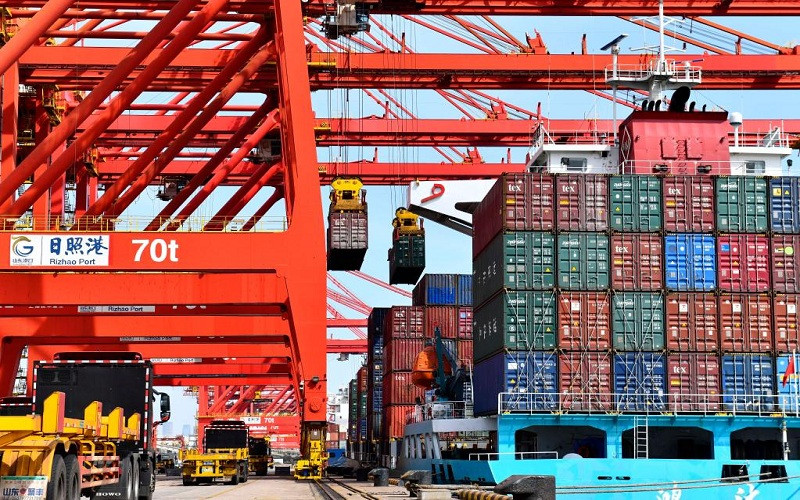 Bốc dỡ hàng hóa tại cảng Nhật Chiếu, tỉnh Sơn Đông, Trung Quốc. (Ảnh minh họa)