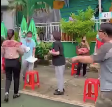 Một số người dân tại điểm tiêm quận 1, TP Hồ Chí Minhbỏ về không tiêm Sinopharm. Tuy nhiên, thống kê tại điểm tiêm này từ sáng đến chiều ngày 13/8 đã có 138 trên 140 liều vaccine Vero Cell đã tiêm cho người dân trên tinh thần tự nguyện.