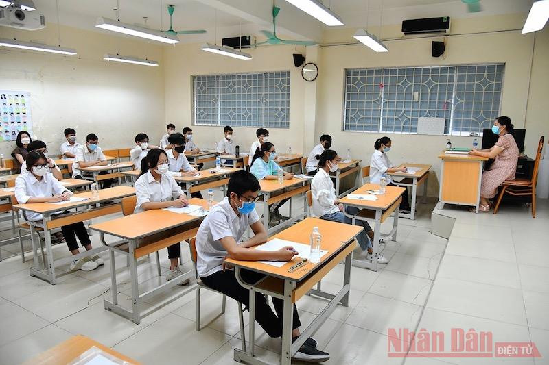 Thí sinh trước giờ làm bài thi môn Ngữ văn, điểm thi Trường THPT Nguyễn Gia Thiều. Ảnh: THUỶ NGUYÊN