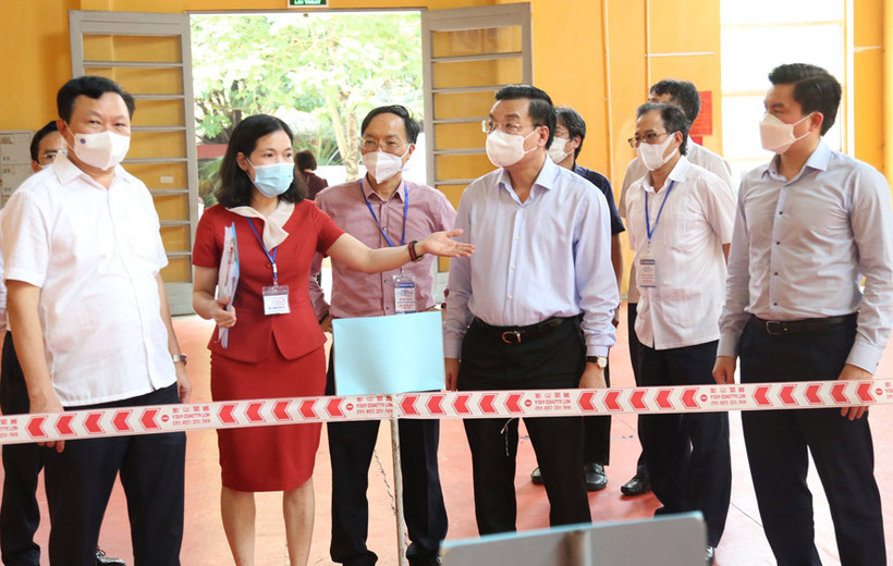 Chủ tịch Ủy ban Nhân dân thành phố Hà Nội Chu Ngọc Anh kiểm tra tại Hội đồng thi Trường tiểu học Thái Thịnh, quận Đống Đa. Ảnh: Hà Nội Mới