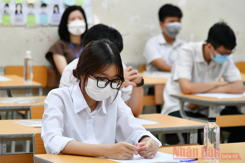 Thí sinh trước giờ phát đề thi môn Ngữ văn, Kỳ thi vào lớp 10 Thành phố Hà Nội. Ảnh: THUỶ NGUYÊN