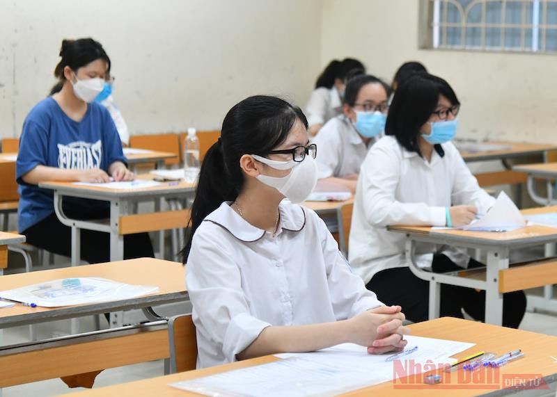 Thí sinh tham dự kỳ thi vào lớp 10 của Thành phố Hà Nội sáng 12-6. Ảnh: THUỶ NGUYÊN