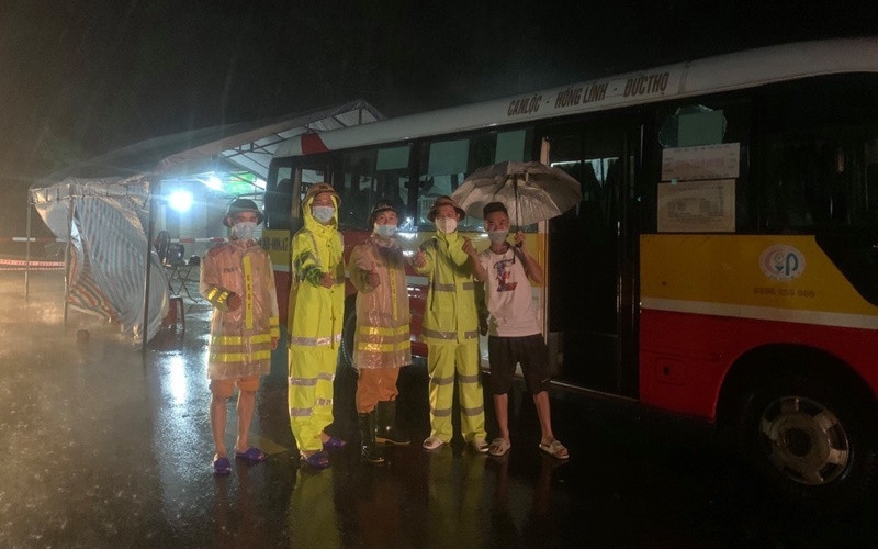 Điều động xe buýt hỗ trợ lực lượng “cắm chốt” chống dịch ngay trong đêm