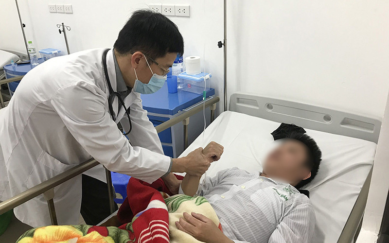 PGS,TS Mai Duy Tôn kiểm tra, đánh giá lâm sàng cho người bệnh cấp cứu có triệu chứng đột quỵ.