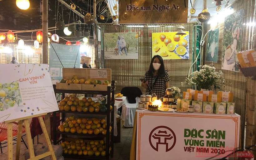 Gian hàng giới thiệu đặc sản cam Vinh của Nghệ An.