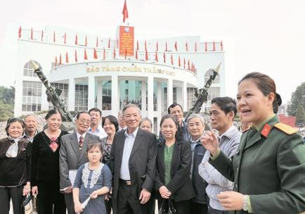 Ðến thăm Bảo tàng Chiến thắng B52, cán bộ và nhân dân phường Lê Ðại Hành, quận Hai Bà Trưng nghe kể chuyện bộ đội ta bắn