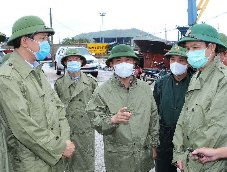 Bí thư Tỉnh ủy Thanh Hóa trao đổi, chỉ đạo lực lượng chức năng tổ chức tìm kiếm ngư dân còn mất tích.