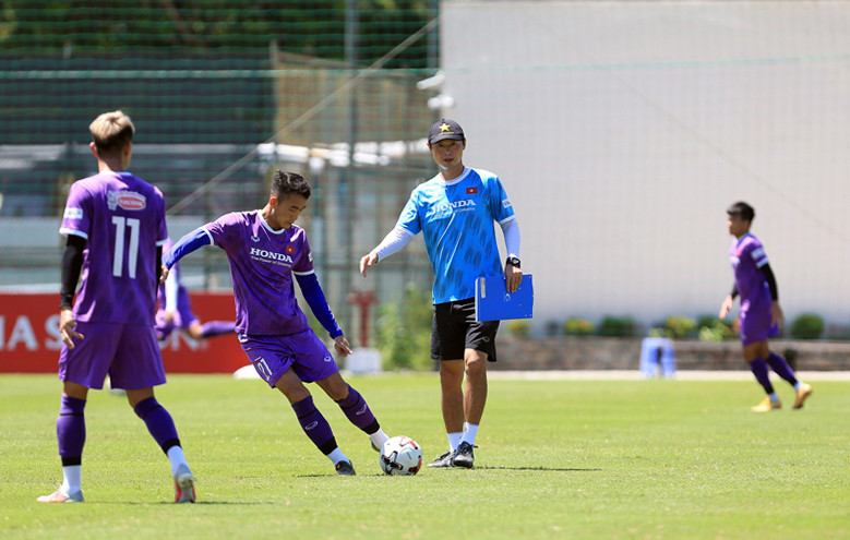 Trợ lý Kim Han Yoon có mặt trên sân tập. (Ảnh: VFF)