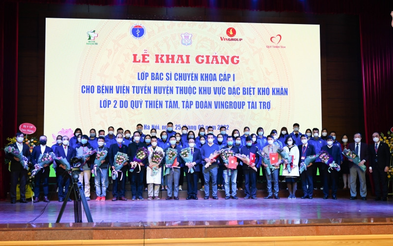 Các giảng viên và các bác sĩ tham gia lớp thứ hai dự án 585 do Quỹ Thiện Tâm tài trợ.