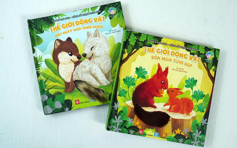 Bé đọc sách bằng… tay