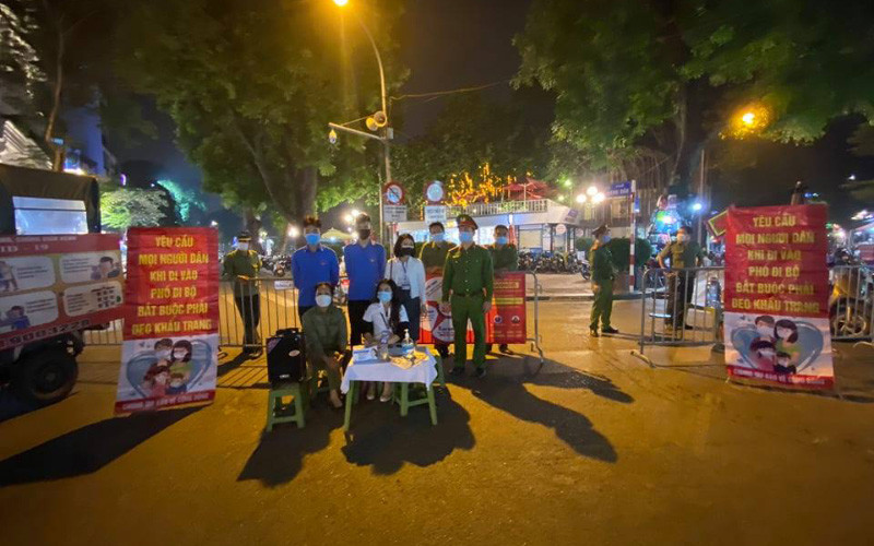 Lực lượng chức năng chốt chặn, không cho người không đeo khẩu trang vào phố đi bộ.