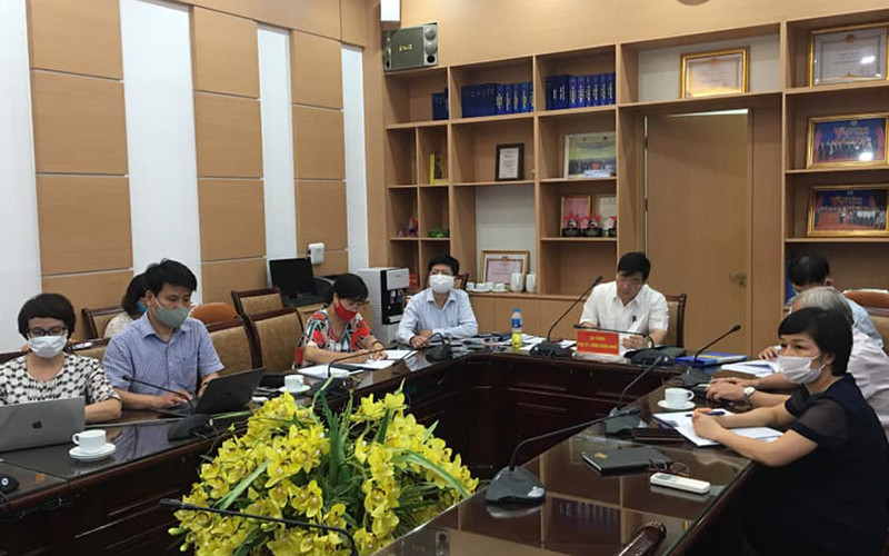 Các chuyên gia đầu ngành hội chẩn từ xa. 