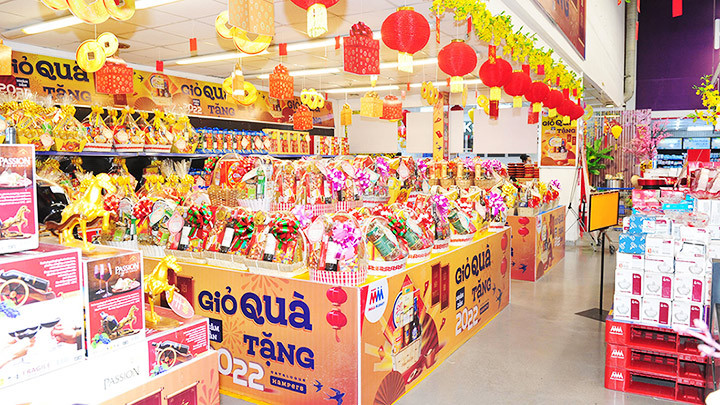 Nhiều siêu thị điều chỉnh giờ bán hàng để phục vụ nhu cầu mua sắm Tết của người dân.