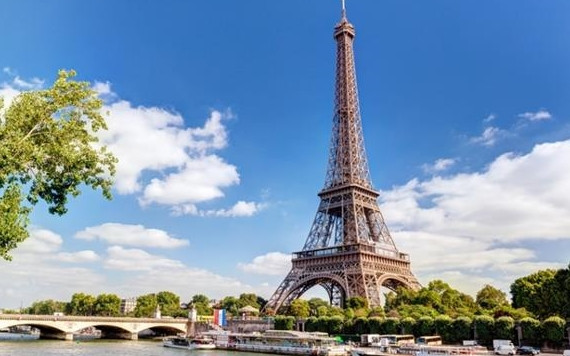 Từ 1-7, du khách từ 15 nước ngoài khu vực EU có thể trở lại thăm các điểm du lịch nổi tiếng tại Pháp, trong đó có tháp Eiffel. 