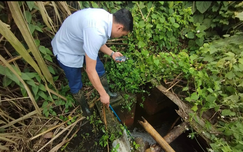 Ngành chức năng tiến hành kiểm tra, đo đạc, lấy mẫu nước thải xả ra môi trường của nhà máy bột giấy Công ty Cổ phần Hải Hà.