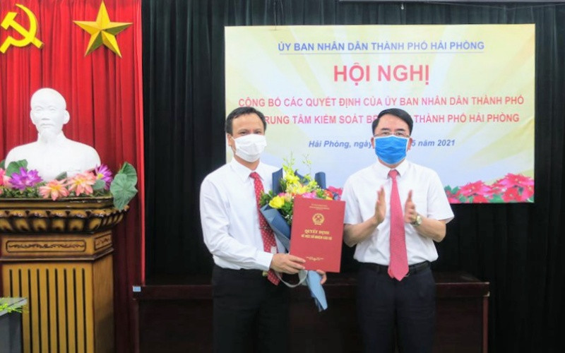 Lãnh đạo TP Hải Phòng trao Quyết định thành lập Trung tâm Kiểm soát bệnh tật Hải Phòng.