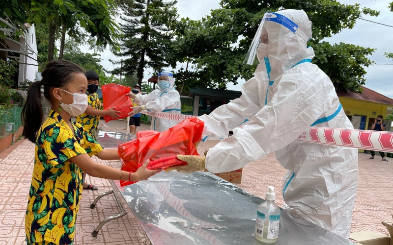 Trao quà cho các cháu trong khu cách ly Trường PTDTBT tiểu học Phìn Hồ.