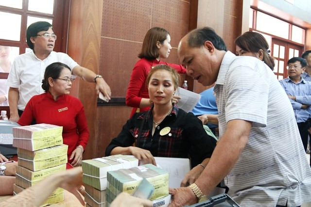 Người dân làm thủ tục nhận tiền bồi thường.