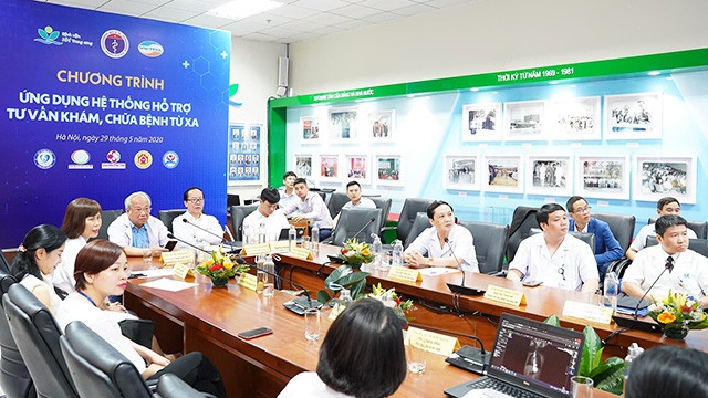 Các chuyên gia Bệnh viện Nhi Trung ương tham gia hội chẩn từ xa với 5 điểm cầu bệnh viện địa phương.