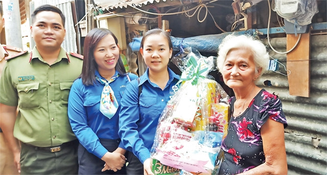 Thanh niên TP Hồ Chí Minh trong một hoạt động an sinh xã hội tại quận 1.