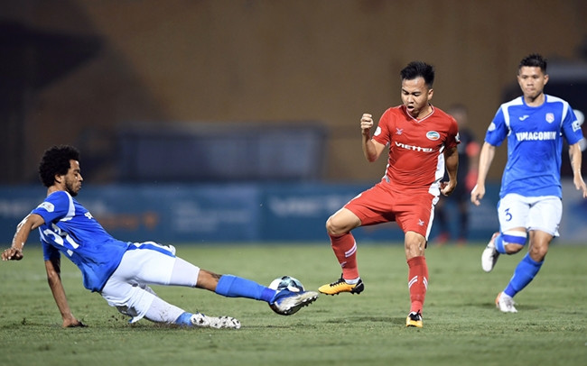 Pha tranh bóng trong trận đấu giữa Viettel và Than Quảng Ninh. Ảnh: TIẾN TUẤN