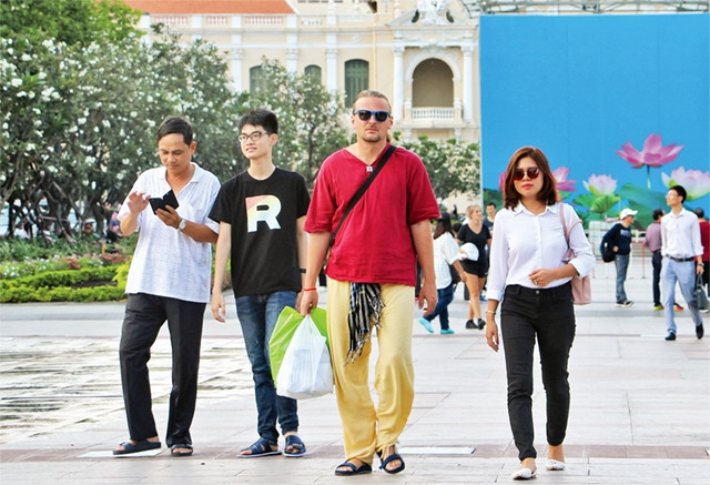 Du khách nước ngoài đi dạo trên phố đi bộ Nguyễn Huệ, quận 1 trước thời điểm có dịch Covid-19. Ảnh: XUÂN PHÚ