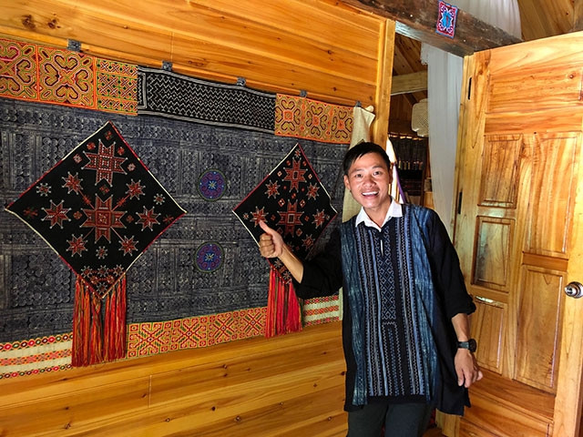 Vàng Seo Chô trong căn homestay của mình.