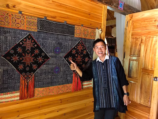 Vàng Seo Chô trong căn homestay của mình.