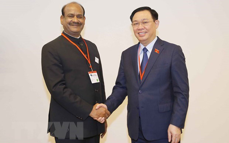 Chủ tịch Quốc hội Vương Đình Huệ hội kiến Chủ tịch Hạ viện Ấn Độ Om Birla nhân chuyến thăm Ấn Độ. (Ảnh: Doãn Tấn/TTXVN)