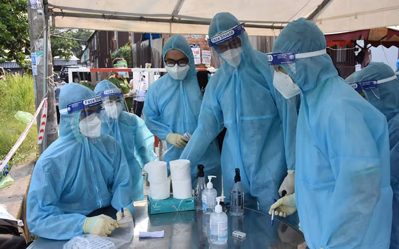 Thứ trưởng y tế Nguyễn Trường Sơn kiểm tra điểm phong tỏa thuộc phường An Lạc, quận Bình Tân, TP Hồ Chí Minh. (Ảnh: TRỌNG NGUYỄN)