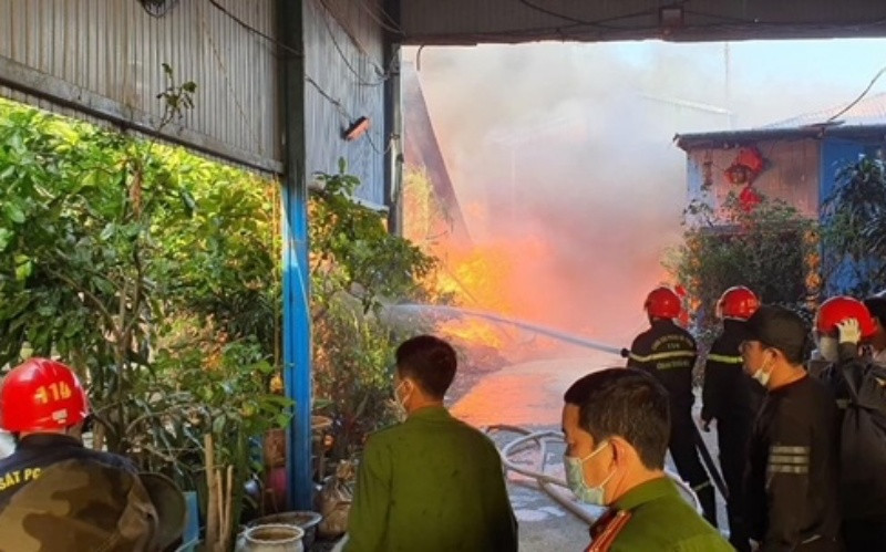 Lực lượng phòng cháy, chữa cháy khẩn trương dập lửa.