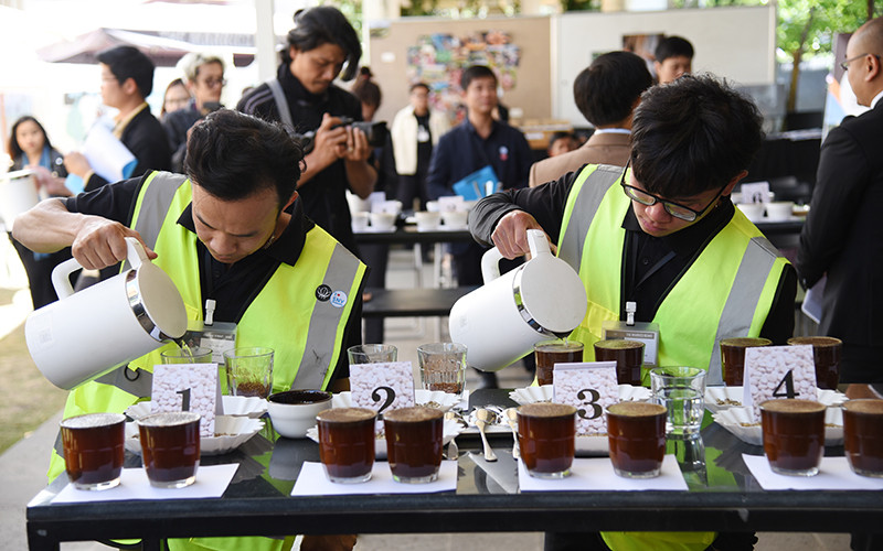 Các đội thi tham gia pha chế tại sự kiện quảng bá thương hiệu cà-phê Lạc Dương chất lượng cao, tại Đà Lạt ngày 26-3.
